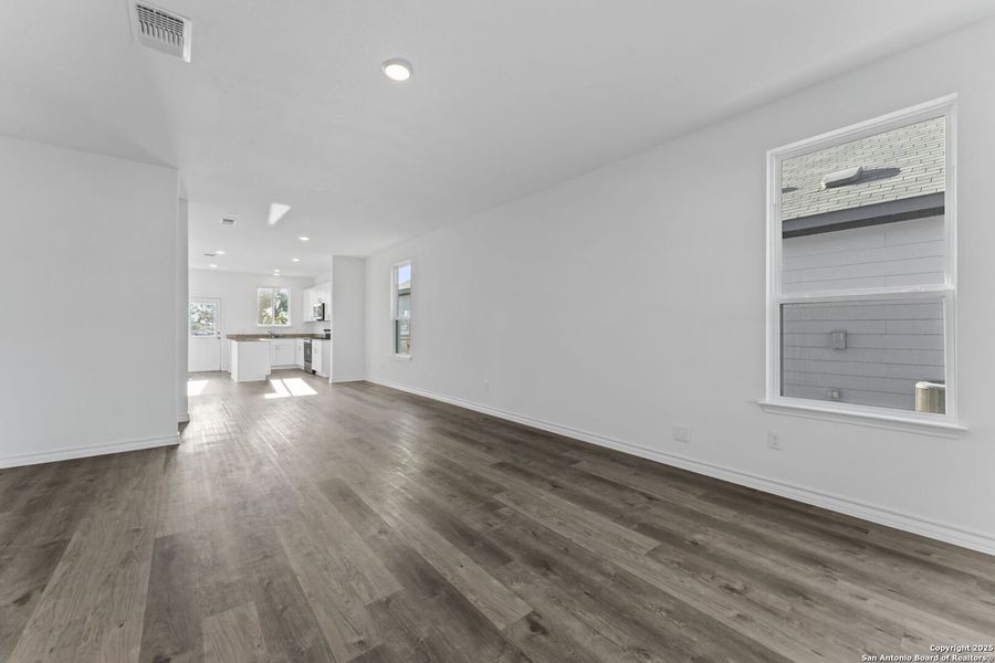 Spacious, unfurnished interior of a new home in Meadows at Clear Springs, New Braunfels (Image 20).