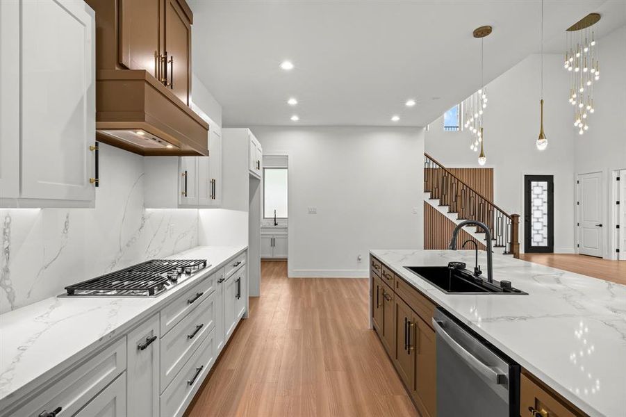 5-burner gas range with large vent hood.  Beautifully designed kitchen!