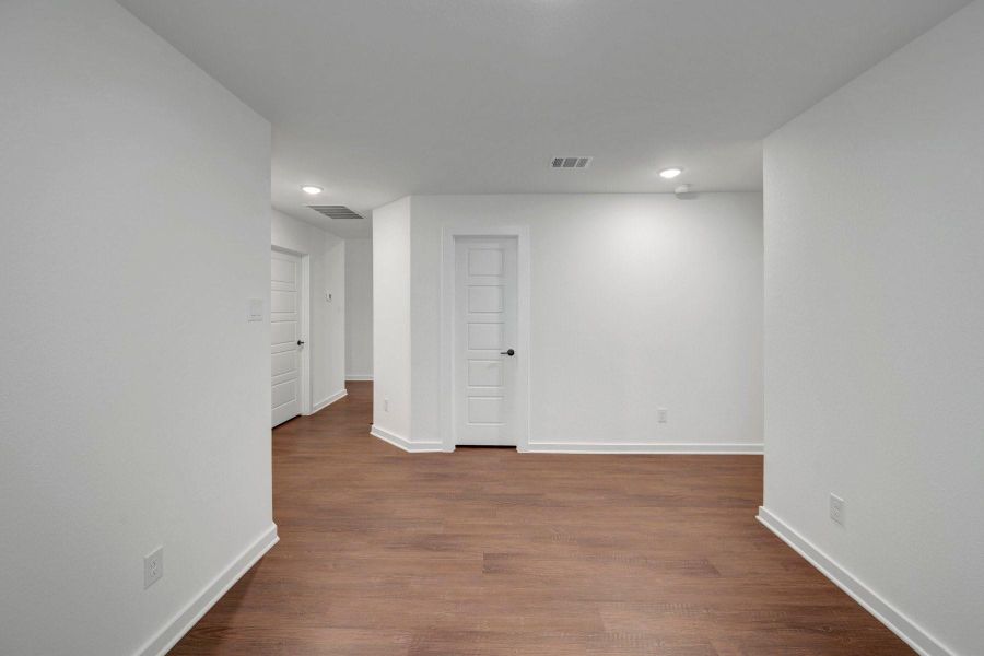 Spacious, unfurnished interior of a new home in Summerview, Fulshear (Image 19). Spacious, unfurnished interior of a new home in Summerview, Fulshear (Image 19).
