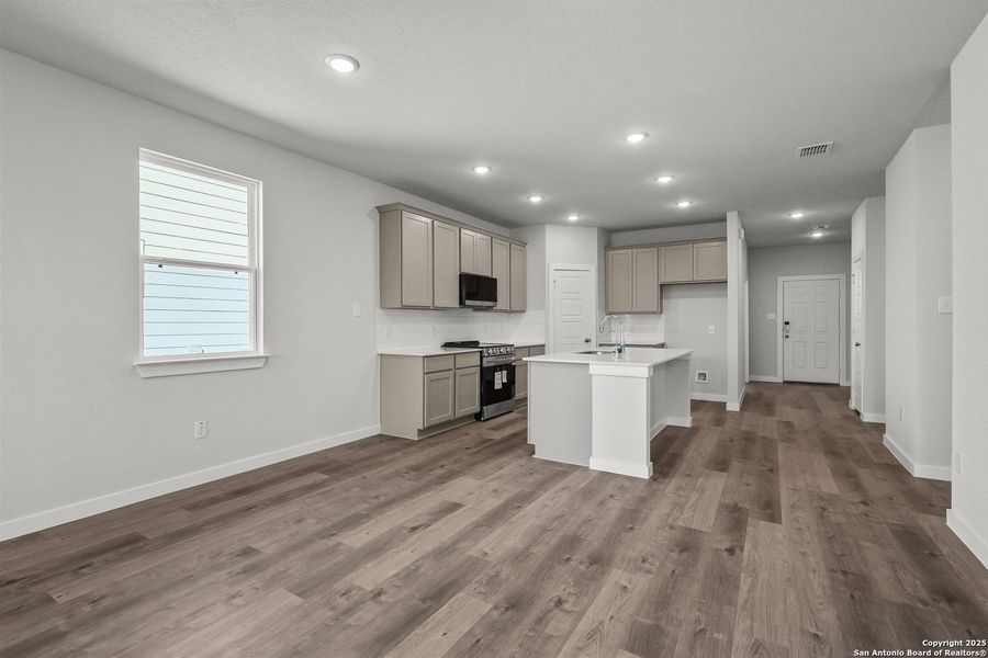Furnished interior view inside a new home in Cinco Lakes, San Antonio (Image 8).