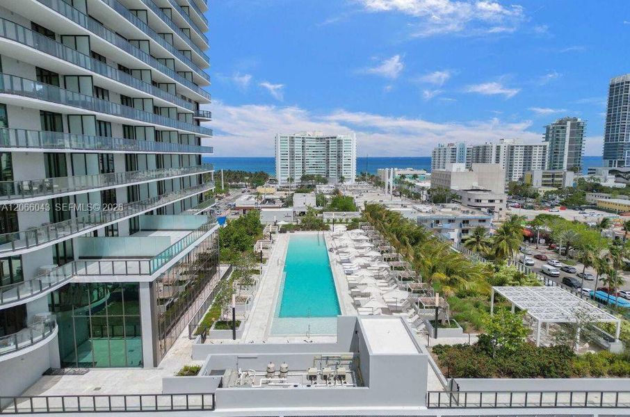 Condo located in Miami Beach, FL showcasing its design and architecture (Image 19).