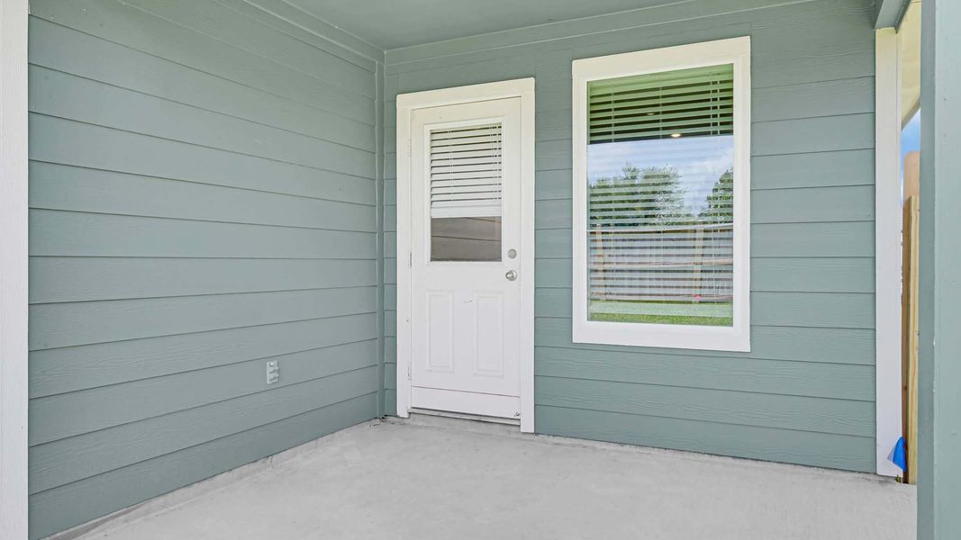 Representative exterior details of a home built from the Cali by D.R. Horton in Holly Ridge, Rosenberg (Image 4).