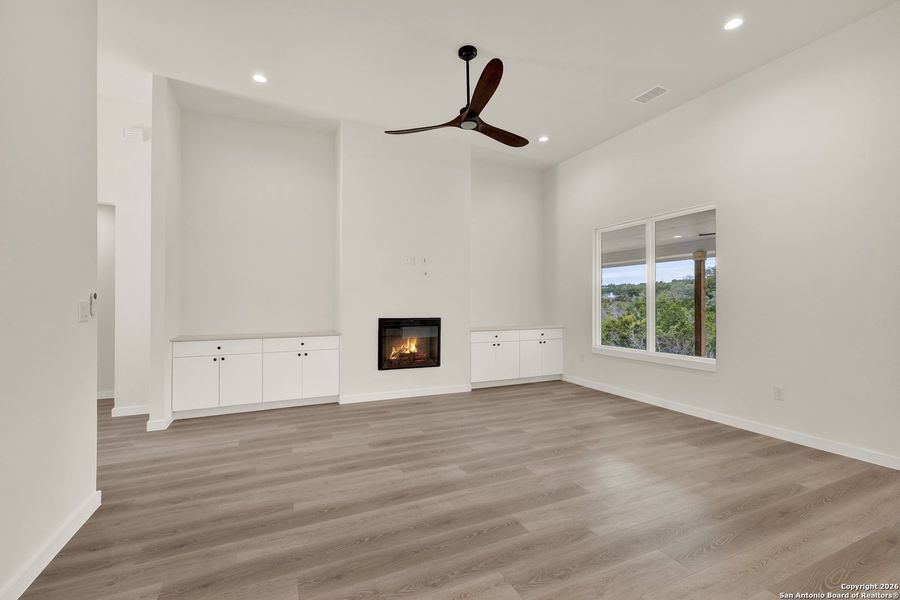 Spacious, unfurnished interior of a new home in , Canyon Lake (Image 39).