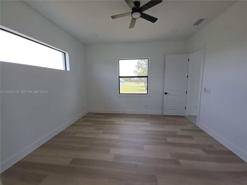 Spacious, unfurnished interior of a new home in , Lehigh Acres (Image 12).