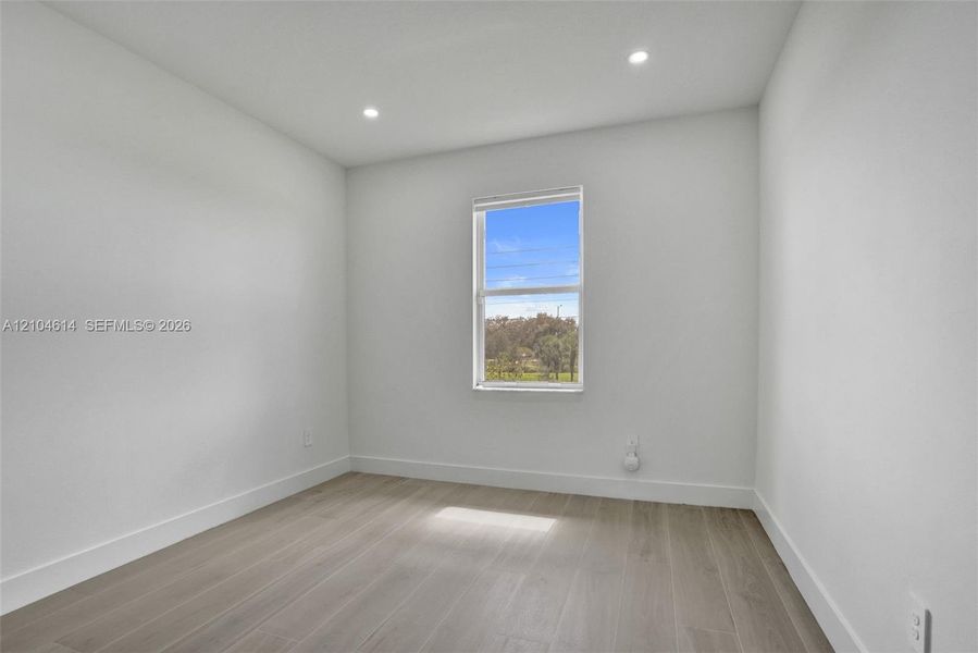 White walls, reces