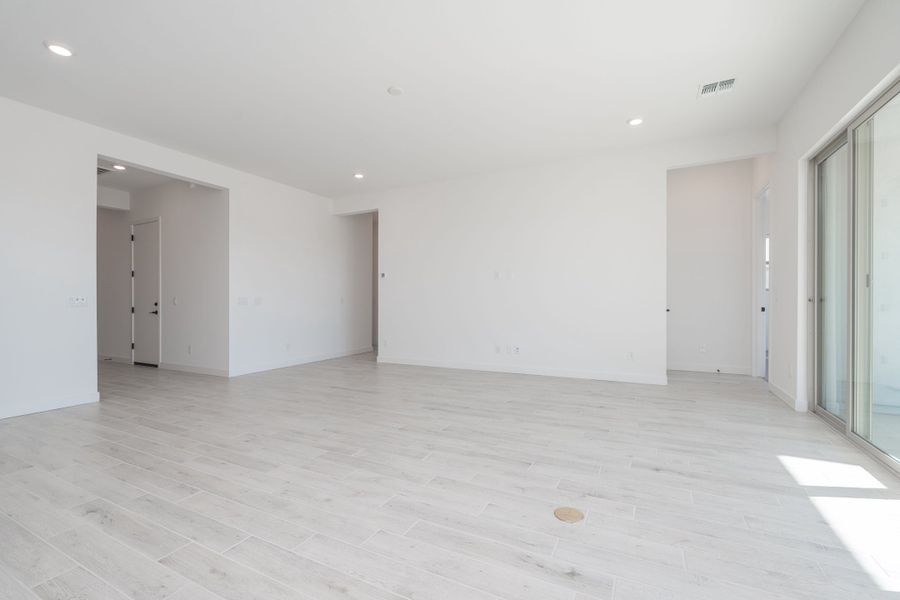 Spacious, unfurnished interior of a new home in Soleo, San Tan Valley (Image 8).