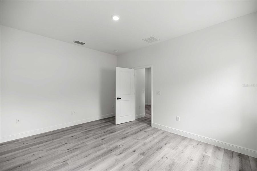 Spacious, unfurnished interior of a new home in , Citrus Springs (Image 21).