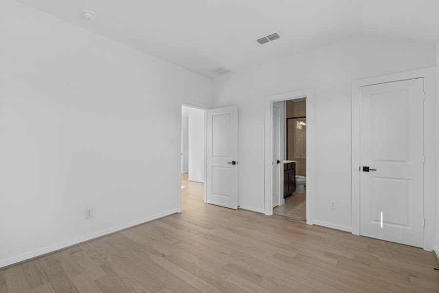 Spacious, unfurnished interior of a new home in Harvest Green - Final Opportunities, Richmond (Image 20).