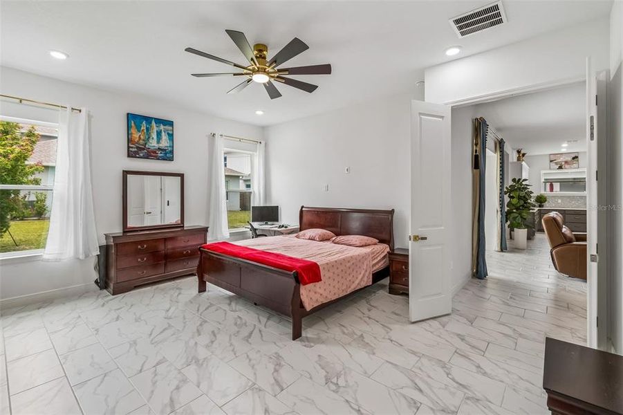 Furnished interior view inside a new home in , Orlando (Image 50).