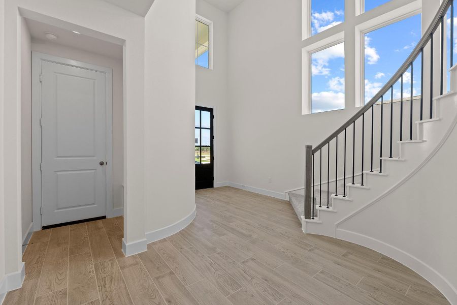 Spacious, unfurnished interior of a new home in Parmer Ranch, Georgetown (Image 27).