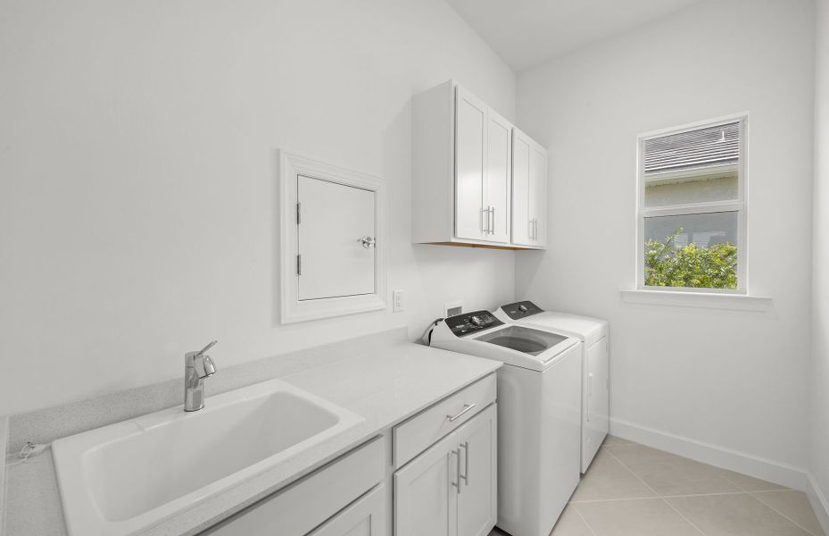 Furnished interior view inside a new home in Del Webb Oak Creek, North Fort Myers (Image 4).