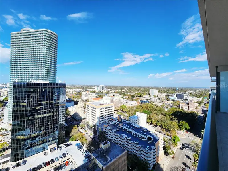 Condo located in St. Petersburg, FL showcasing its design and architecture (Image 30).