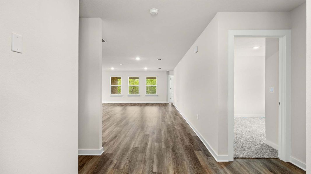 Spacious, unfurnished interior of a new home in Sunny Hills, Chipley (Image 14).