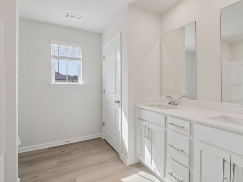 Furnished interior view inside a new home in Ivey Township, Dallas (Image 12).
