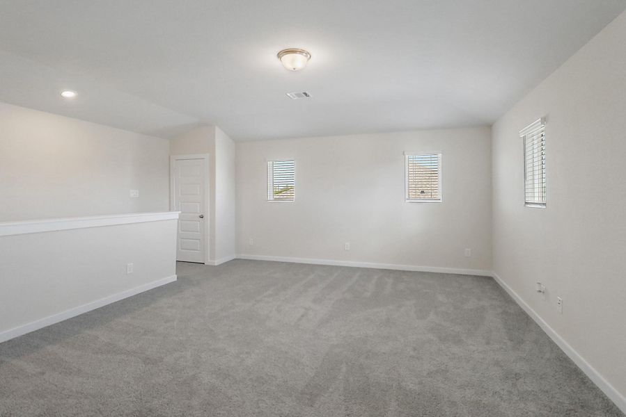 Spacious, unfurnished interior of a new home in Heights of Barbers Hill, Baytown (Image 10).