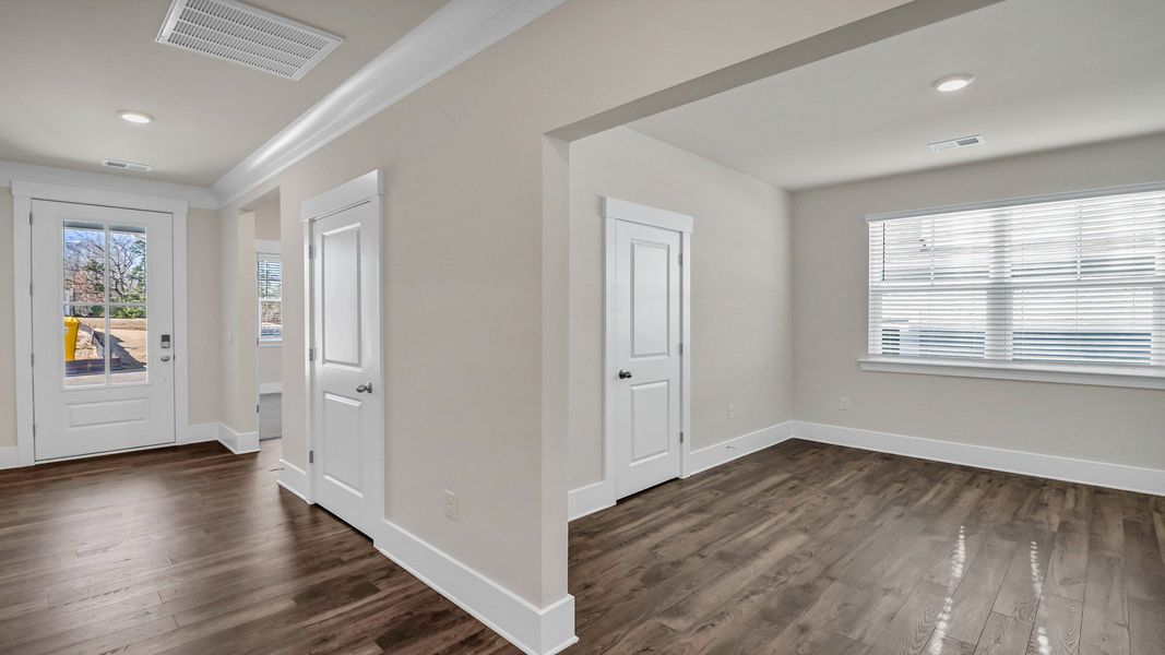 Spacious, unfurnished interior of a new home in Cross Creek, Lexington (Image 16).
