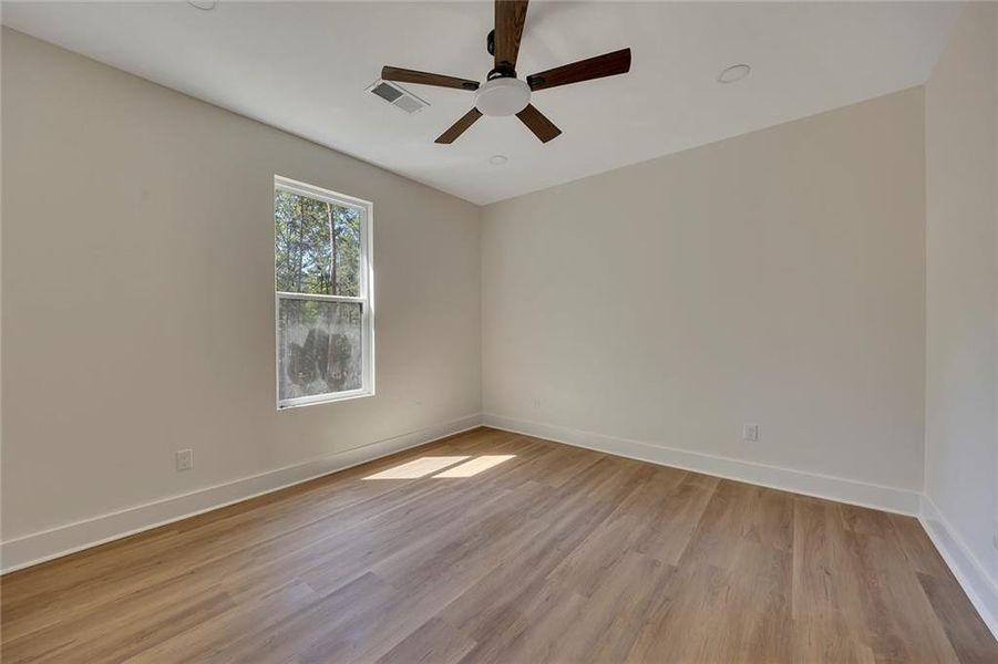 Spacious, unfurnished interior of a new home in , Silver Creek (Image 10).
