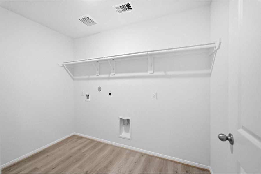 Spacious, unfurnished interior of a new home in Pearlbrook, Texas City (Image 8).