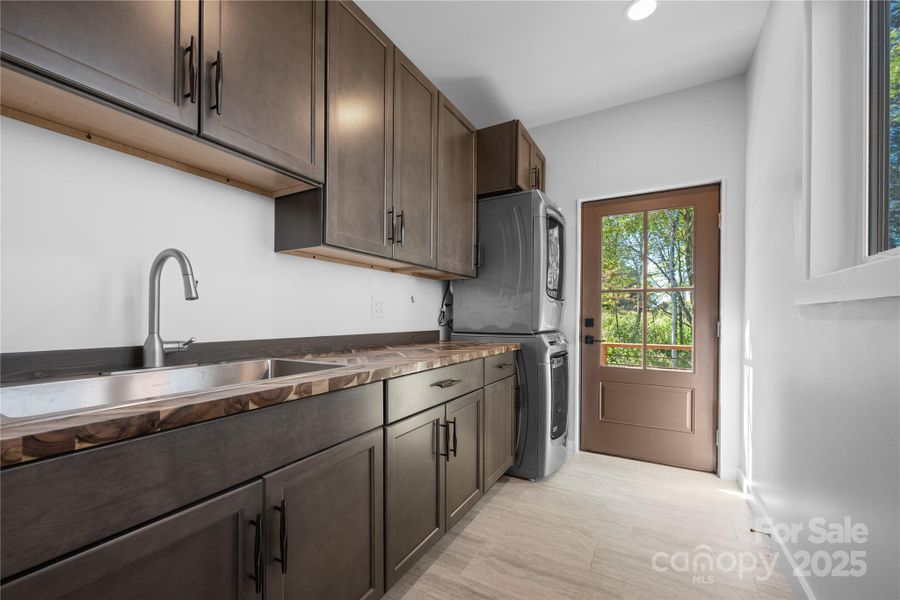 Laundry/mud room off Great Room