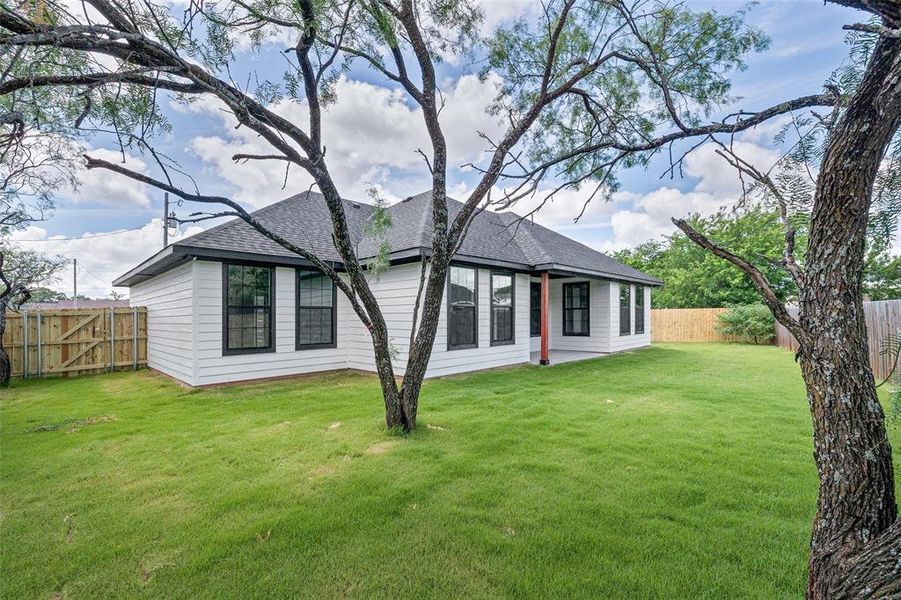 Exterior details and patio area of a home in , Granbury (Image 4).