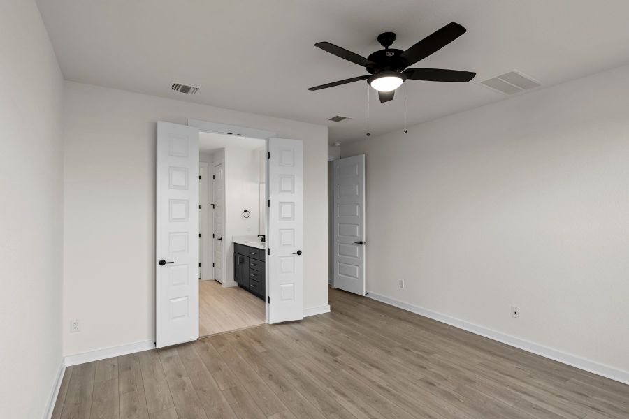 Spacious, unfurnished interior of a new home in Lariat, Liberty Hill (Image 33).