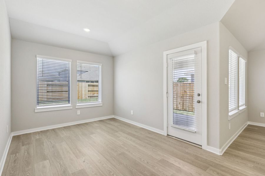 Spacious, unfurnished interior of a new home in Heights of Barbers Hill, Baytown (Image 10).