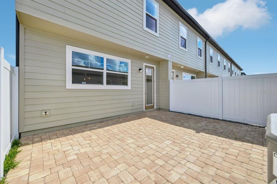 Exterior details and patio area of a home in , Winter Garden (Image 4).