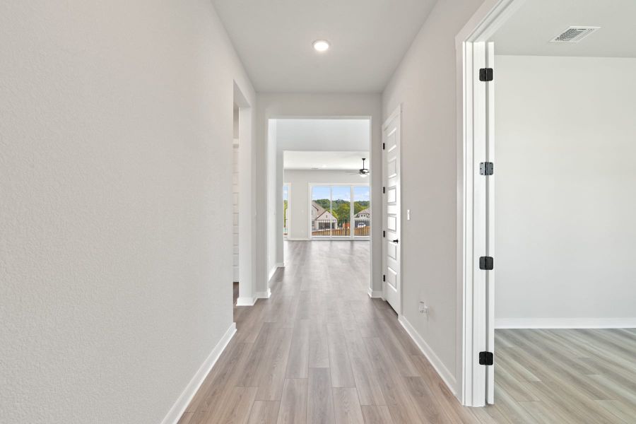 Spacious, unfurnished interior of a new home in Lariat, Liberty Hill (Image 20).
