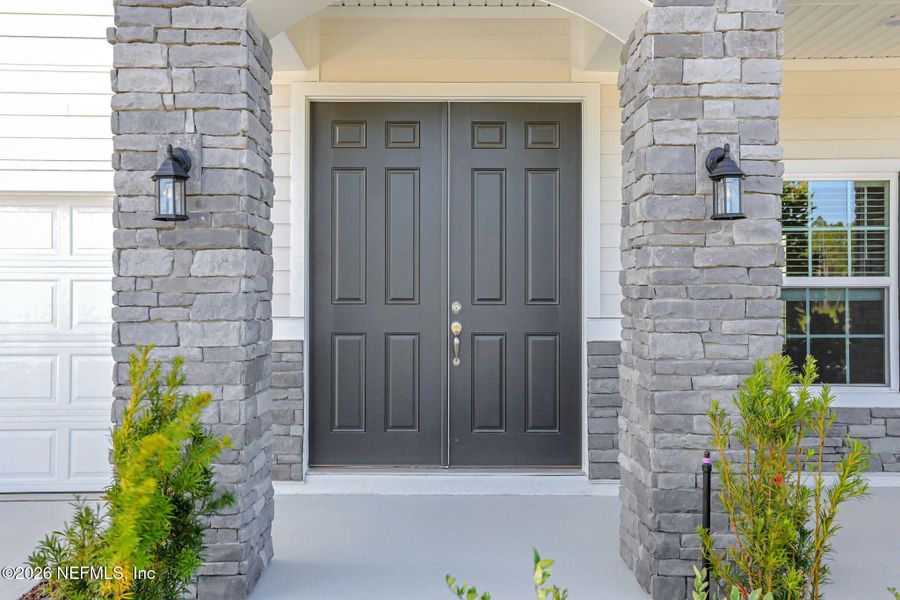 Exterior details and patio area of a home in Amberly, Green Cove Springs (Image 3).