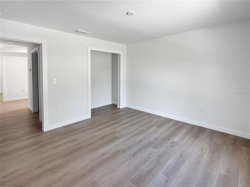 Spacious, unfurnished interior of a new home in , Port Charlotte (Image 18).