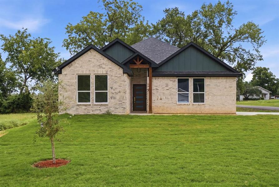 Front exterior of a new home in , Ennis, TX, highlighting curb appeal (Image 20).