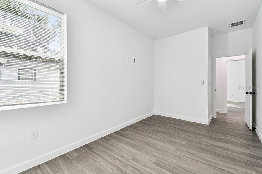 Spacious, unfurnished interior of a new home in , Lutz (Image 6).