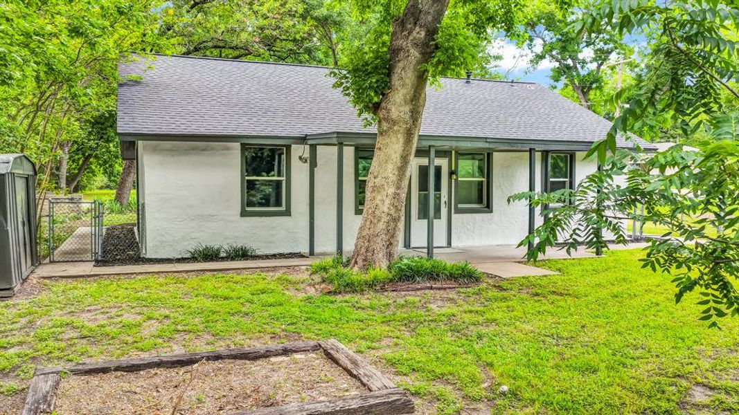 Exterior details and patio area of a home in , Weatherford (Image 17).
