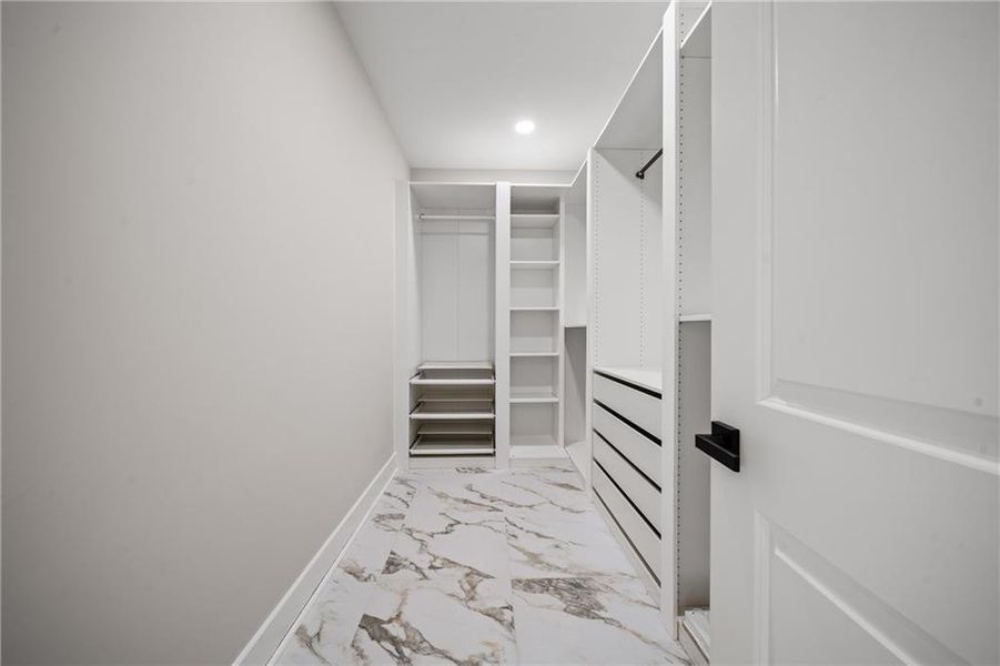 Spacious, unfurnished interior of a new home in , Acworth (Image 24).