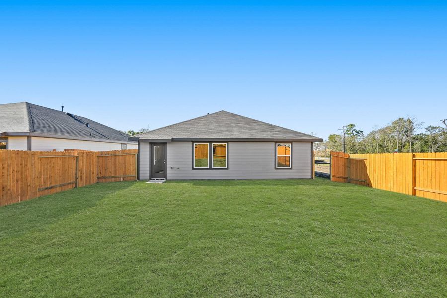 Exterior details and patio area of a home in Lexington Heights, Willis (Image 15).