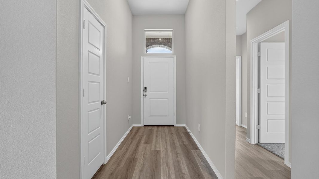 Spacious, unfurnished interior of a new home in Saratoga, Granbury (Image 21).