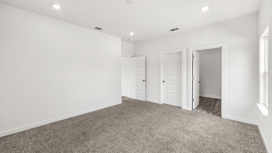 Representative unfurnished interior of a home built from the Walker by D.R. Horton in Ashton Park Phase III, Freeport (Image 27).