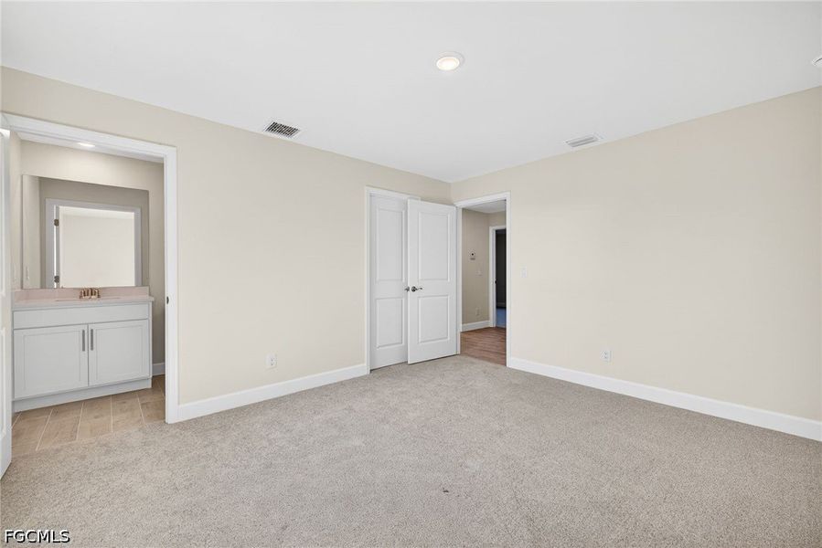 Spacious, unfurnished interior of a new home in Cape Coral, Cape Coral (Image 23).