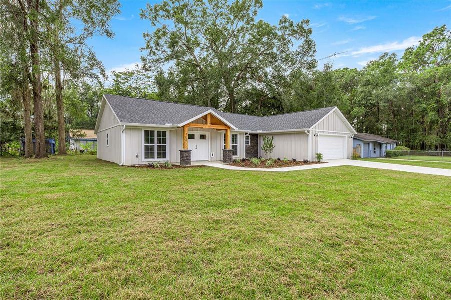 Exterior details and patio area of a home in , Ocala (Image 3).