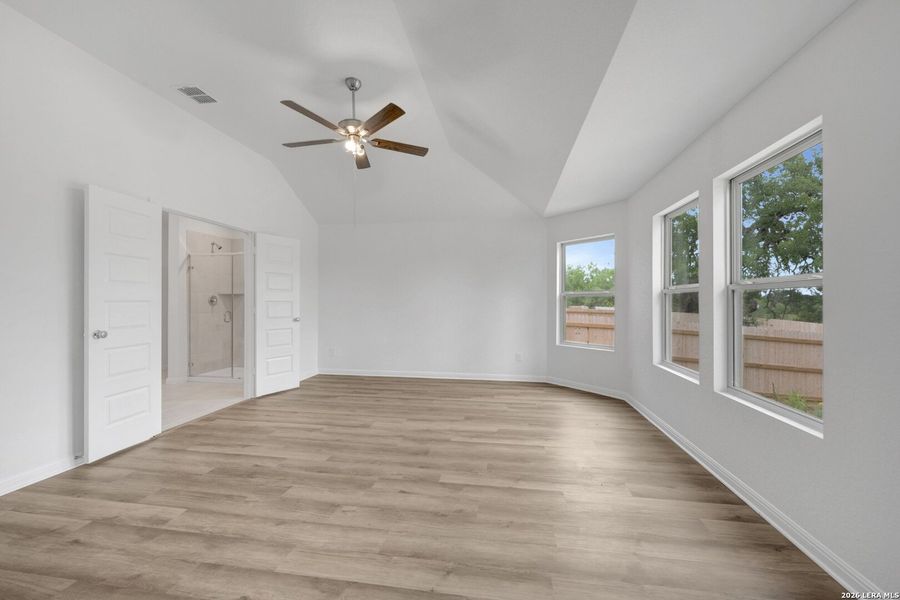 Spacious, unfurnished interior of a new home in Cinco Lakes, San Antonio (Image 17).