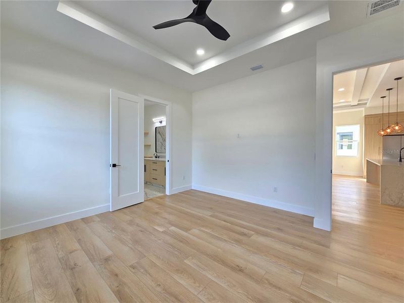Spacious, unfurnished interior of a new home in , Tampa (Image 19).