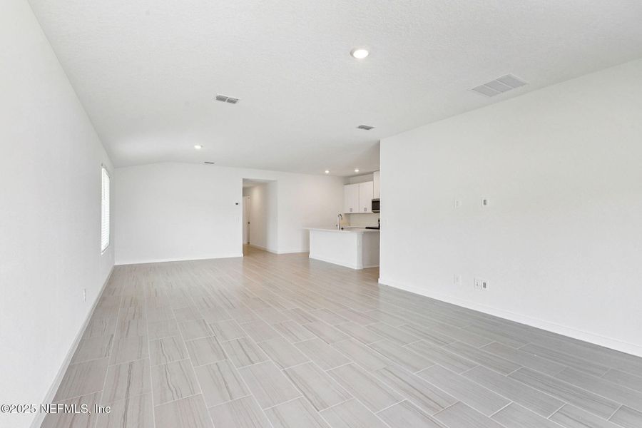 Spacious, unfurnished interior of a new home in Azalea Creek, Jacksonville (Image 21).