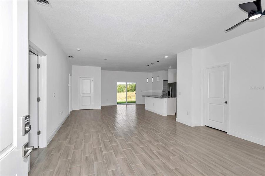 Spacious, unfurnished interior of a new home in , Citrus Springs (Image 24).