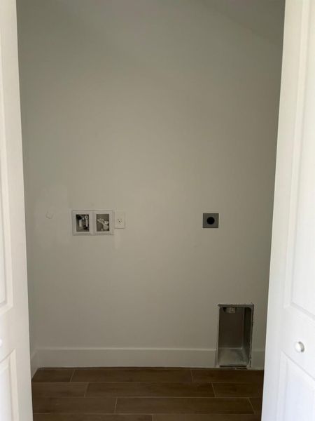 Spacious, unfurnished interior of a new home in , Rotonda West (Image 5).