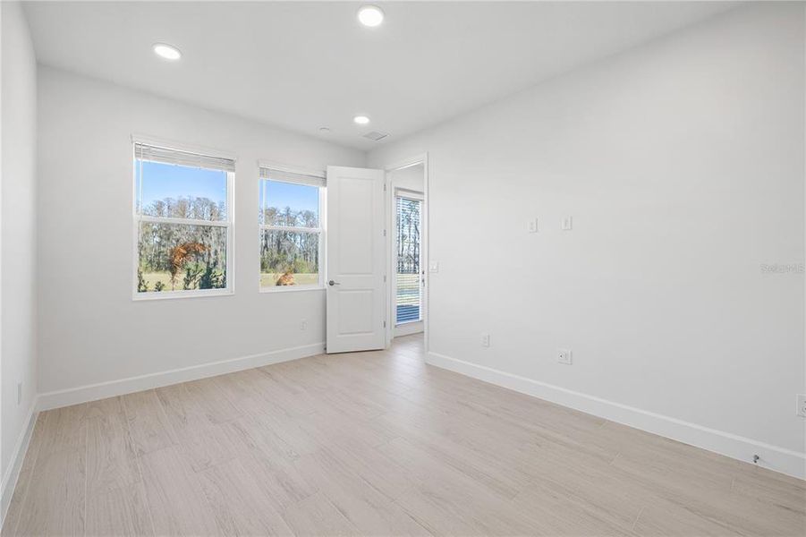 Spacious, unfurnished interior of a new home in , Winter Garden (Image 45).