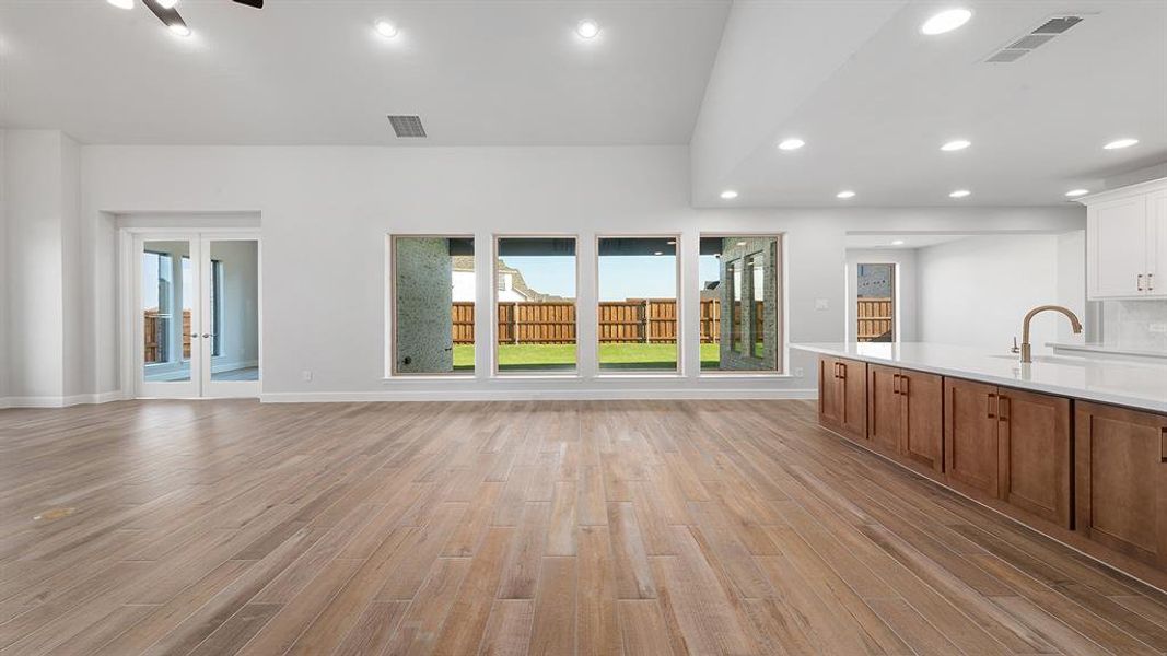 Spacious, unfurnished interior of a new home in Terraces 72', Rockwall (Image 22).