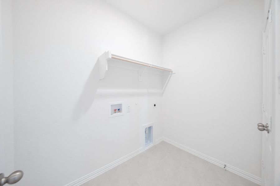 Spacious, unfurnished interior of a new home in Verandah, Royse City (Image 12).