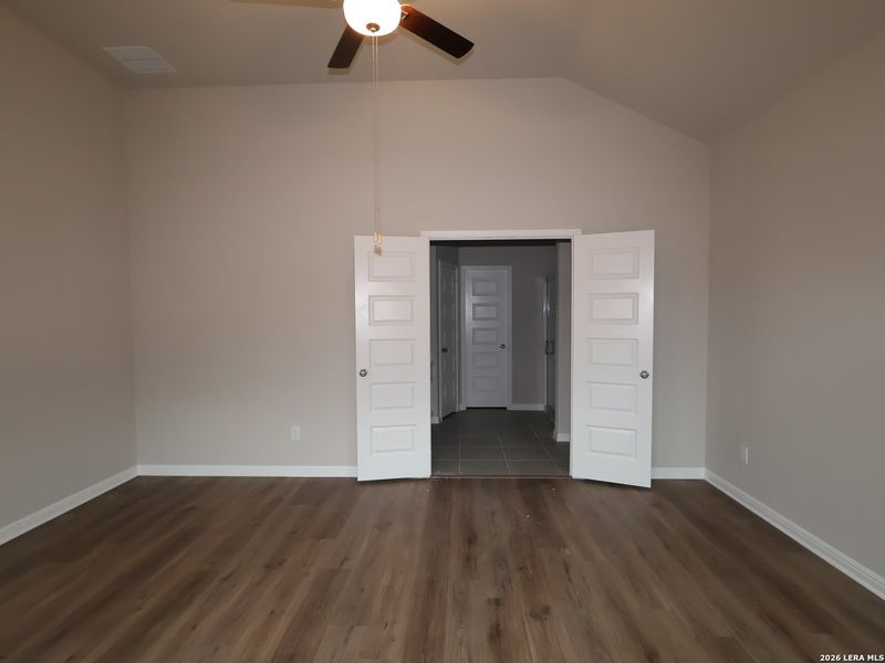 Spacious, unfurnished interior of a new home in Mesquite Ridge, San Antonio (Image 27).