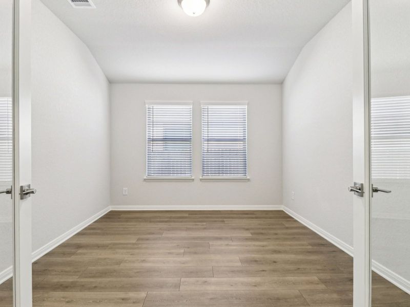 Spacious, unfurnished interior of a new home in Estancia Ranch - Classic Series, San Antonio (Image 26).