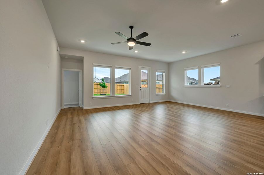 Spacious, unfurnished interior of a new home in Meyer Ranch – Select Reserve Series, New Braunfels (Image 19). Spacious, unfurnished interior of a new home in Meyer Ranch – Select Reserve Series, New Braunfels (Image 19).